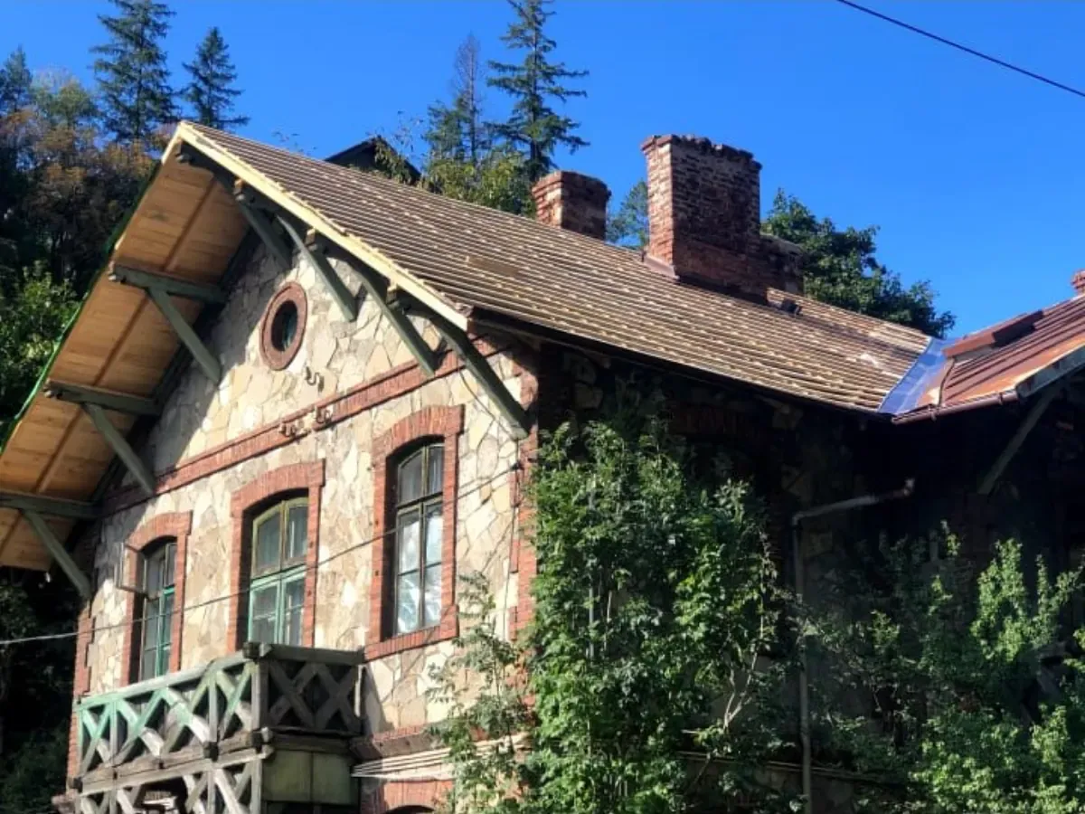 Casa rustica cu piatra înainte de refacerea acoperișului
