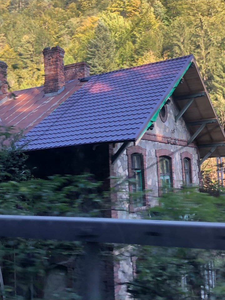 Casa rustica cu acoperis nou din tabla tip tigla antracit