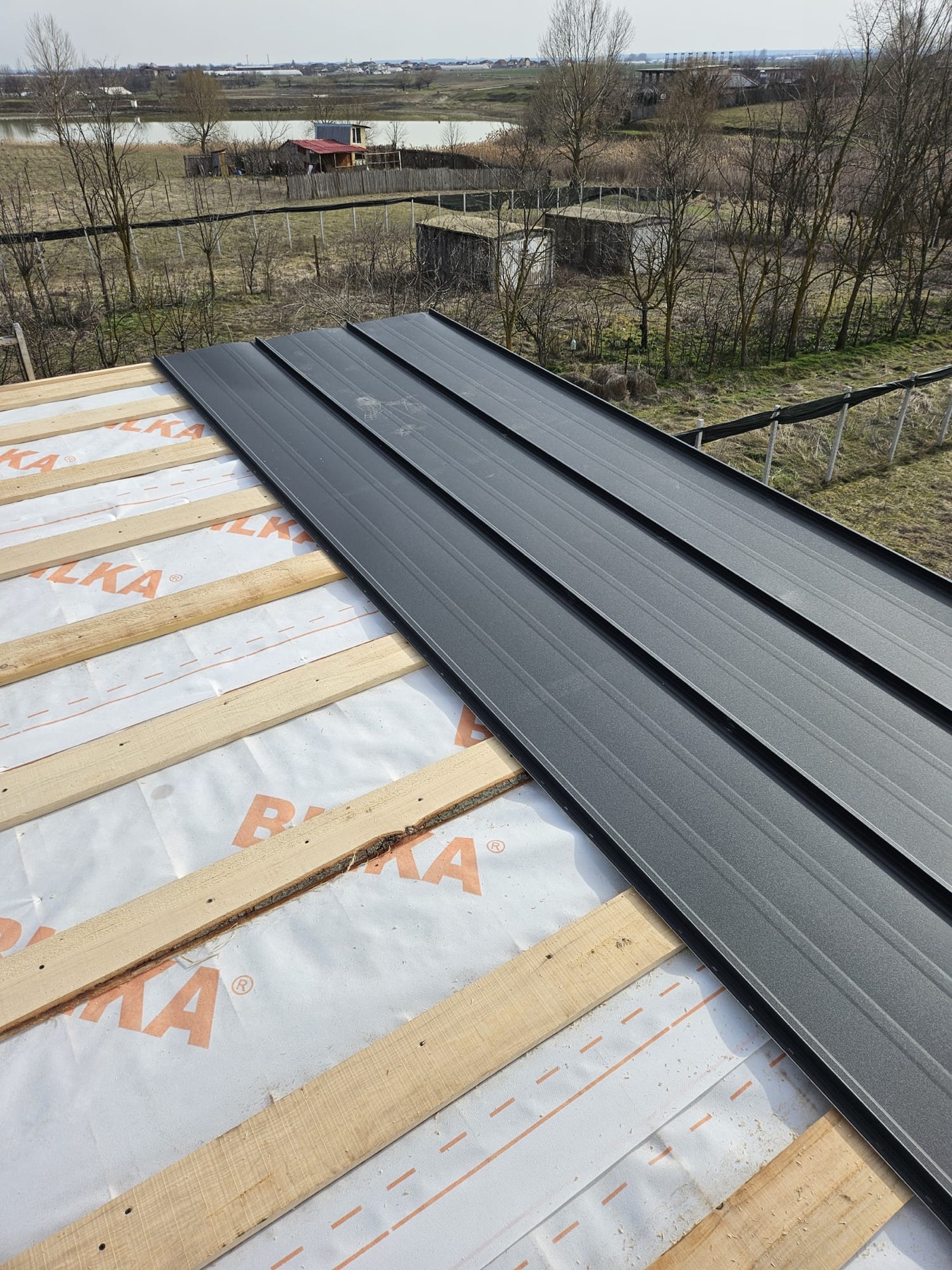 Montaj panouri metalice pe acoperis