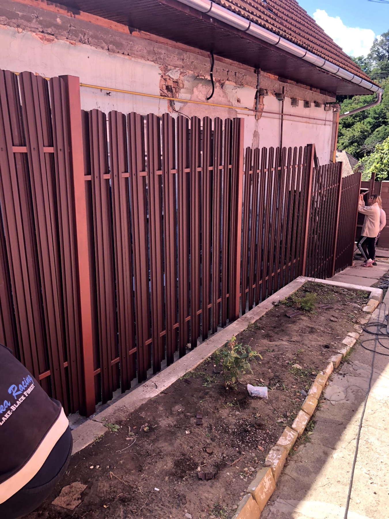 Gard metalic maro montat langa casa