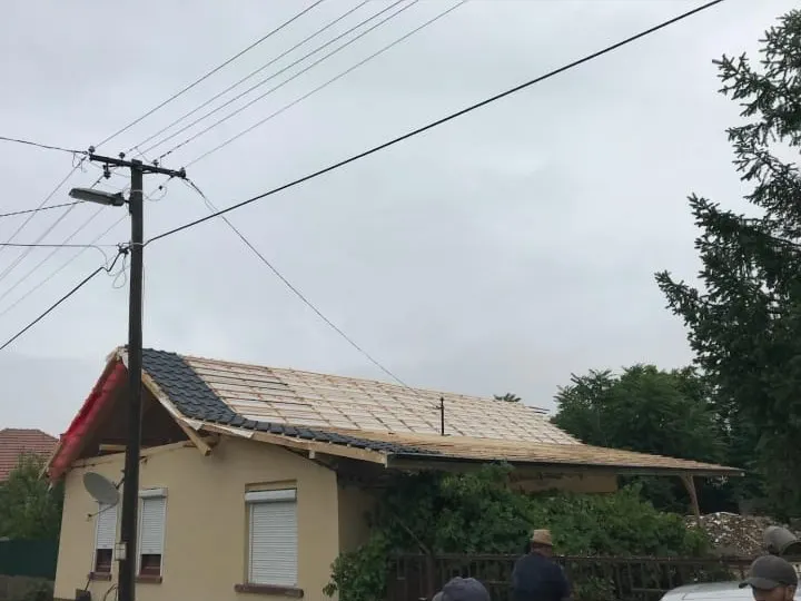 Montaj tablă tip țiglă antracit pe acoperiș