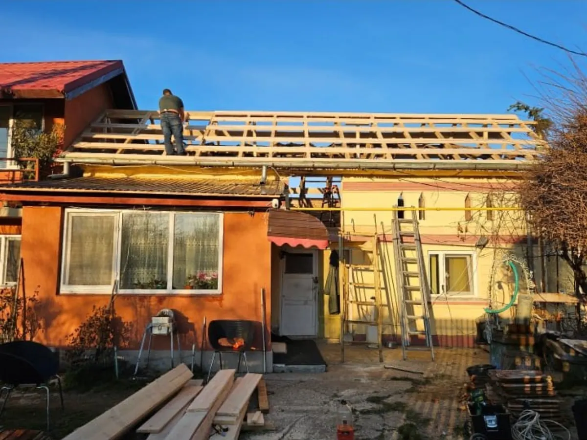 Șarpanta nouă din lemn montată pe casa