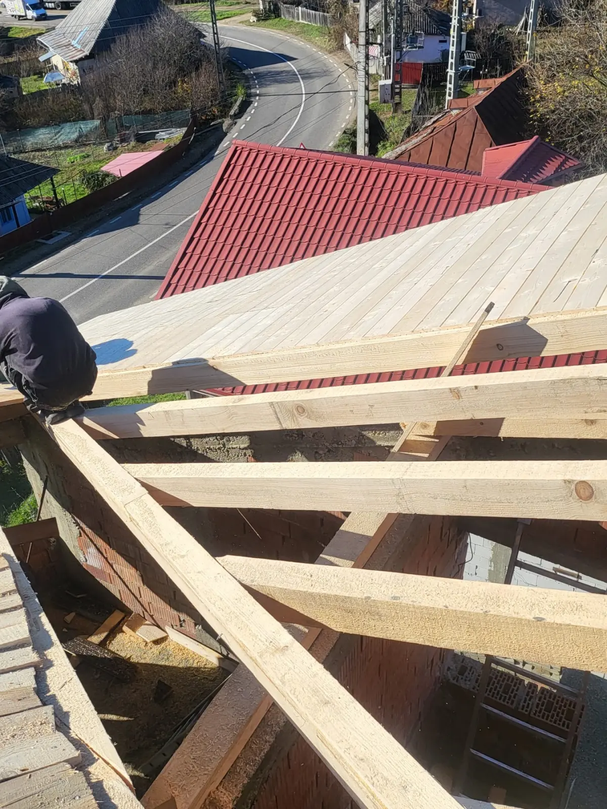 Structura din lemn si astereala pentru sarpanta