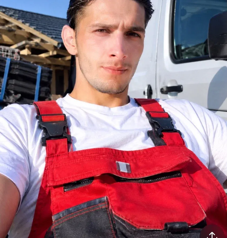 Ionuț, reprezentant principal PRO-TECH Acoperiș, în fața mașinii de serviciu