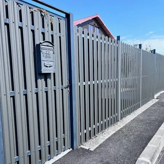 Gard cu șipci metalice verticale și portiță